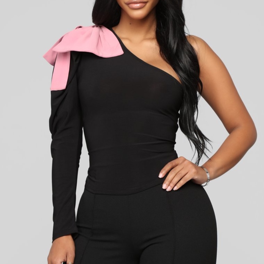 Black top one shouldee
